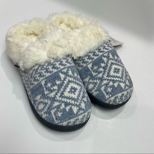 MUK LUK’s fuzzy slippers women’s Sz 5-6 memory foam soles New blue pattern